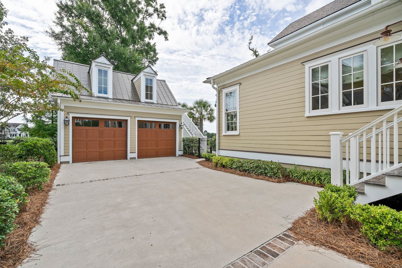 detached-garage-with-office-and-full-bath-above-1