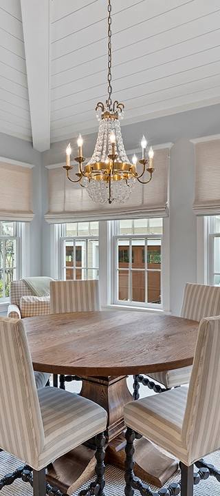kitchen-table-and-wet-bar