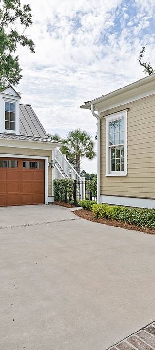 detached-garage-with-office-and-full-bath-above